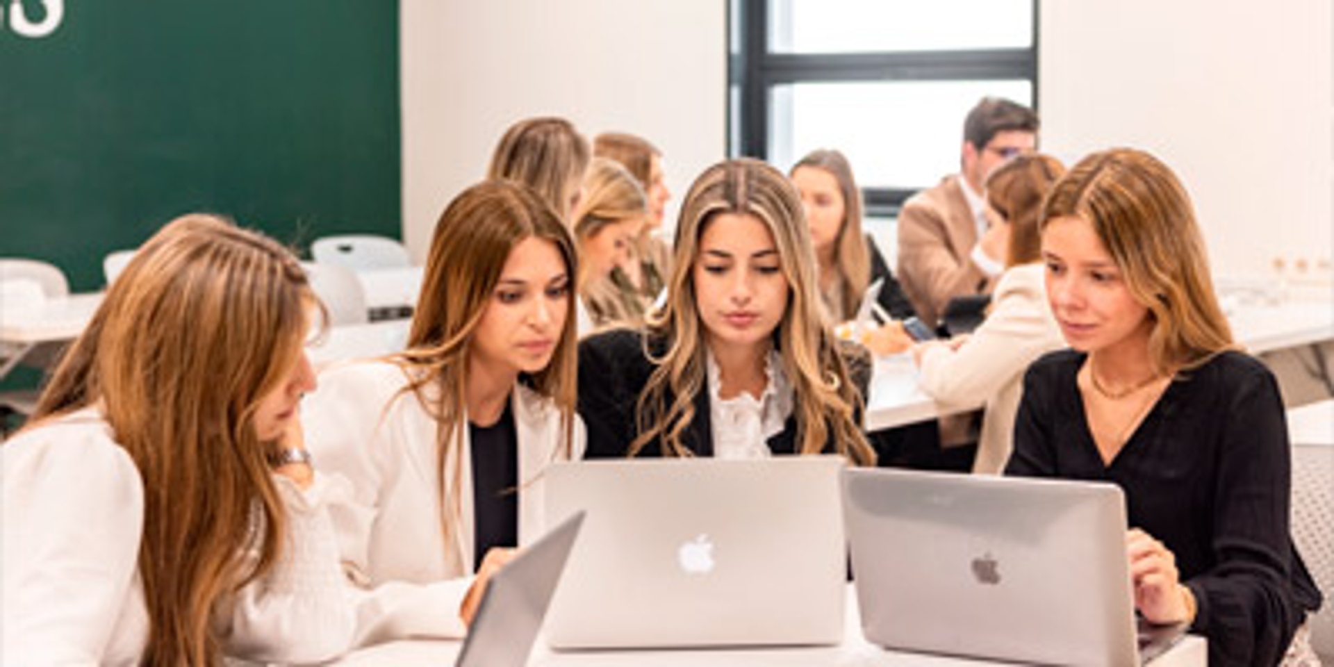 Foto de alumnas de derecho