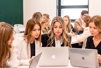 Foto de alumnas de derecho