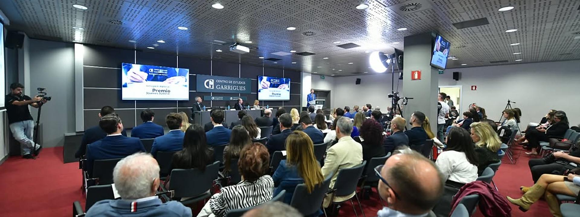La sede del Centro de Estudios Garrigues acogió la entrega de diplomas de la XXVI edición del Premio Jóvenes Juristas. El acto reunió a representantes del ámbito jurídico e institucional para reconocer el talento y la excelencia de los estudiantes de Derecho participantes en esta edición del certamen.